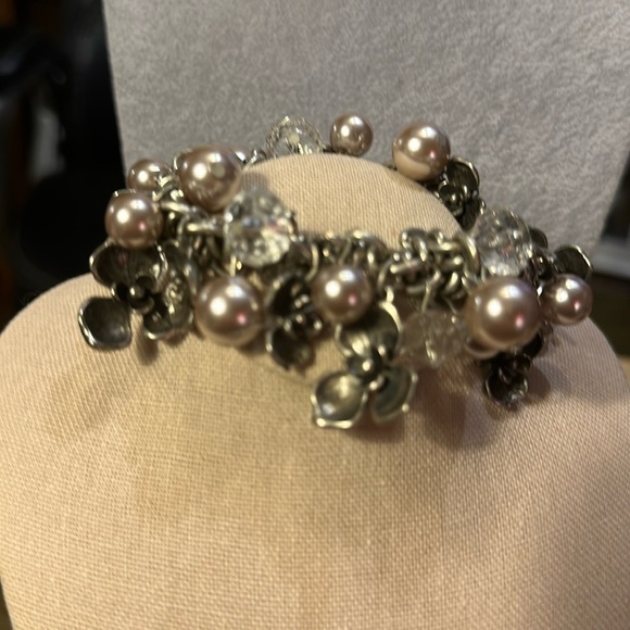 Beautiful charm bracelet lots of pearls clear beads flowers on stretchy band.​ - Picture 1 of 2